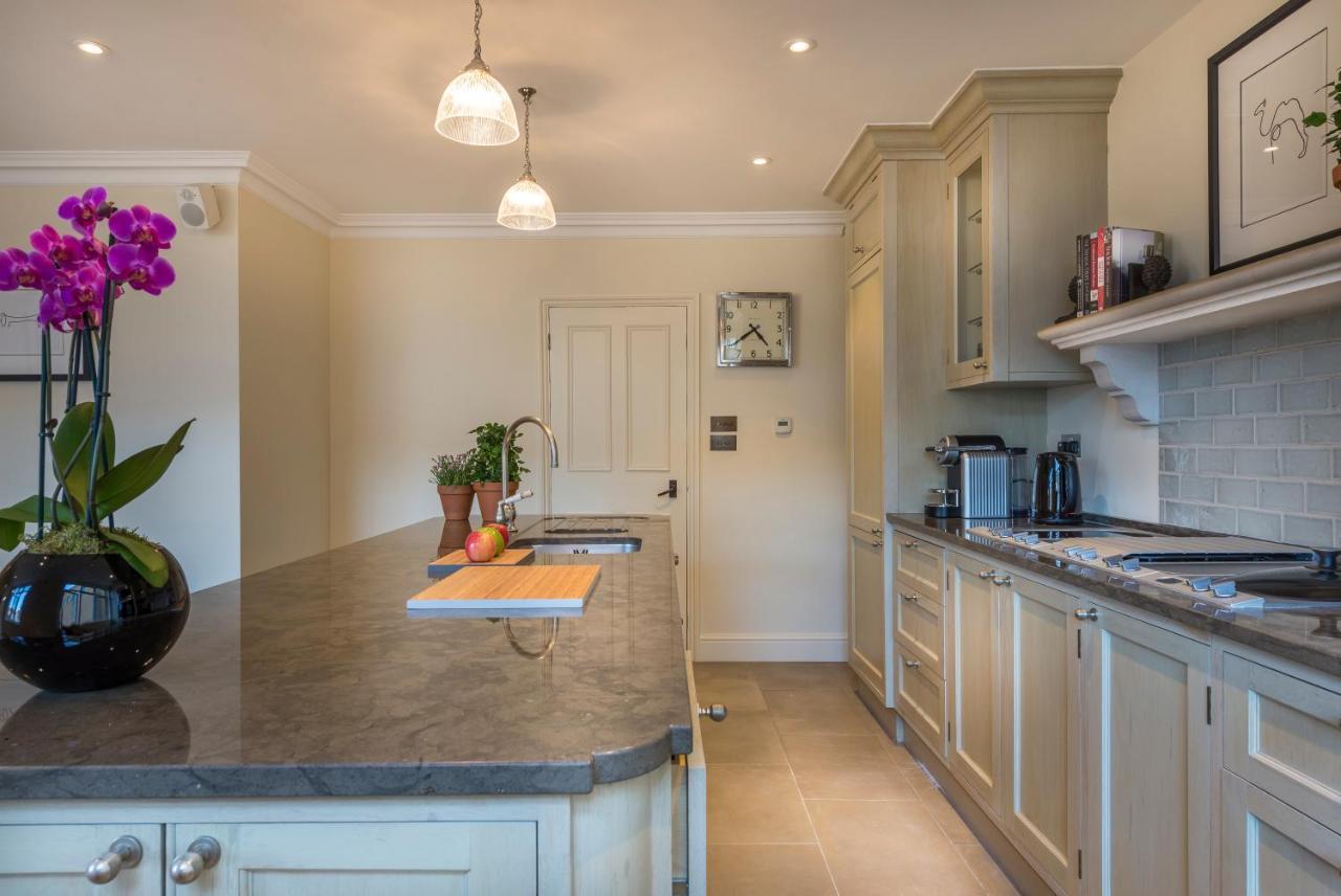 더 캐피탈 호텔 런던 외부 사진 A traditional English kitchen