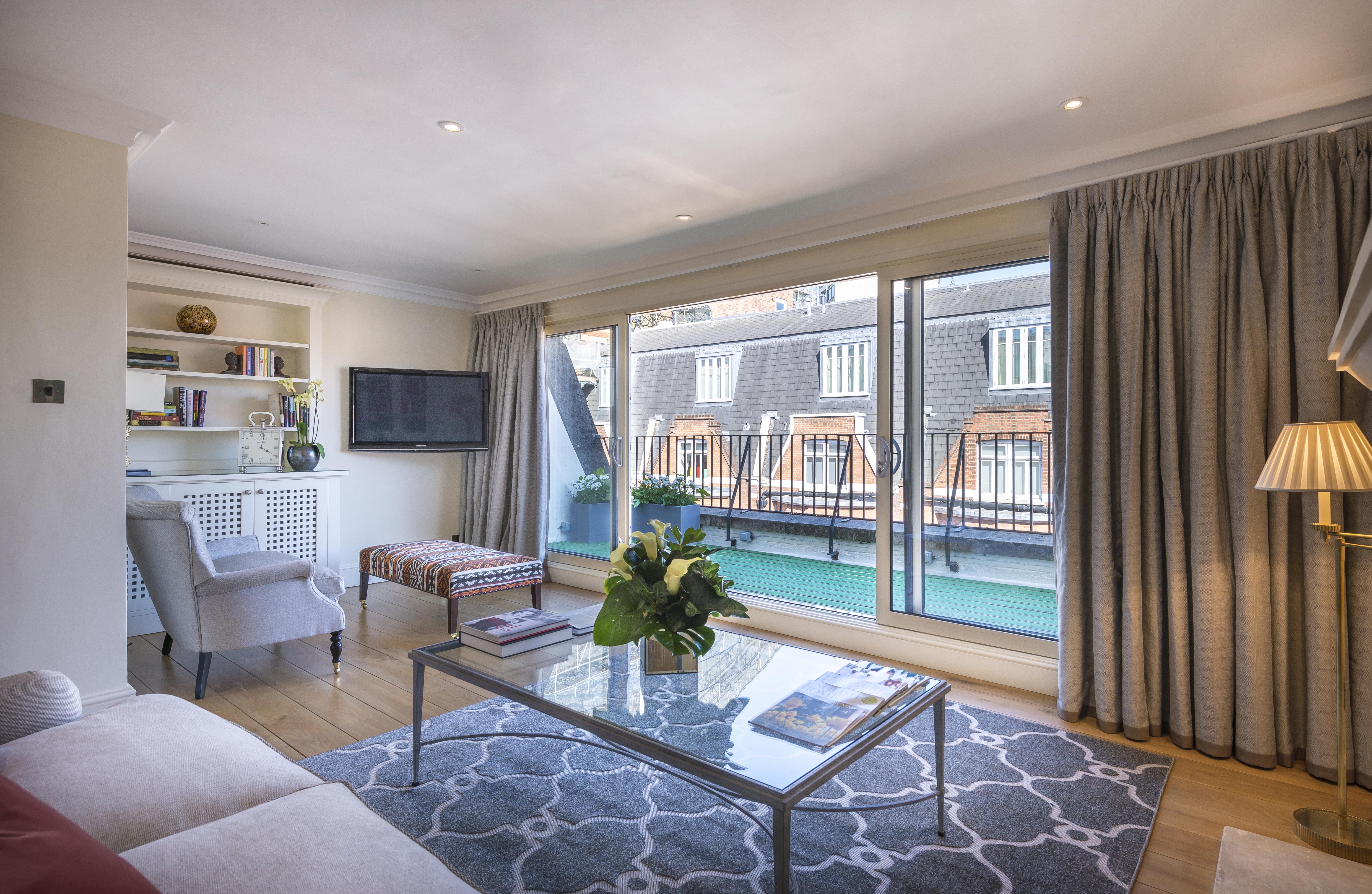 더 캐피탈 호텔 런던 외부 사진 A living room at the hotel