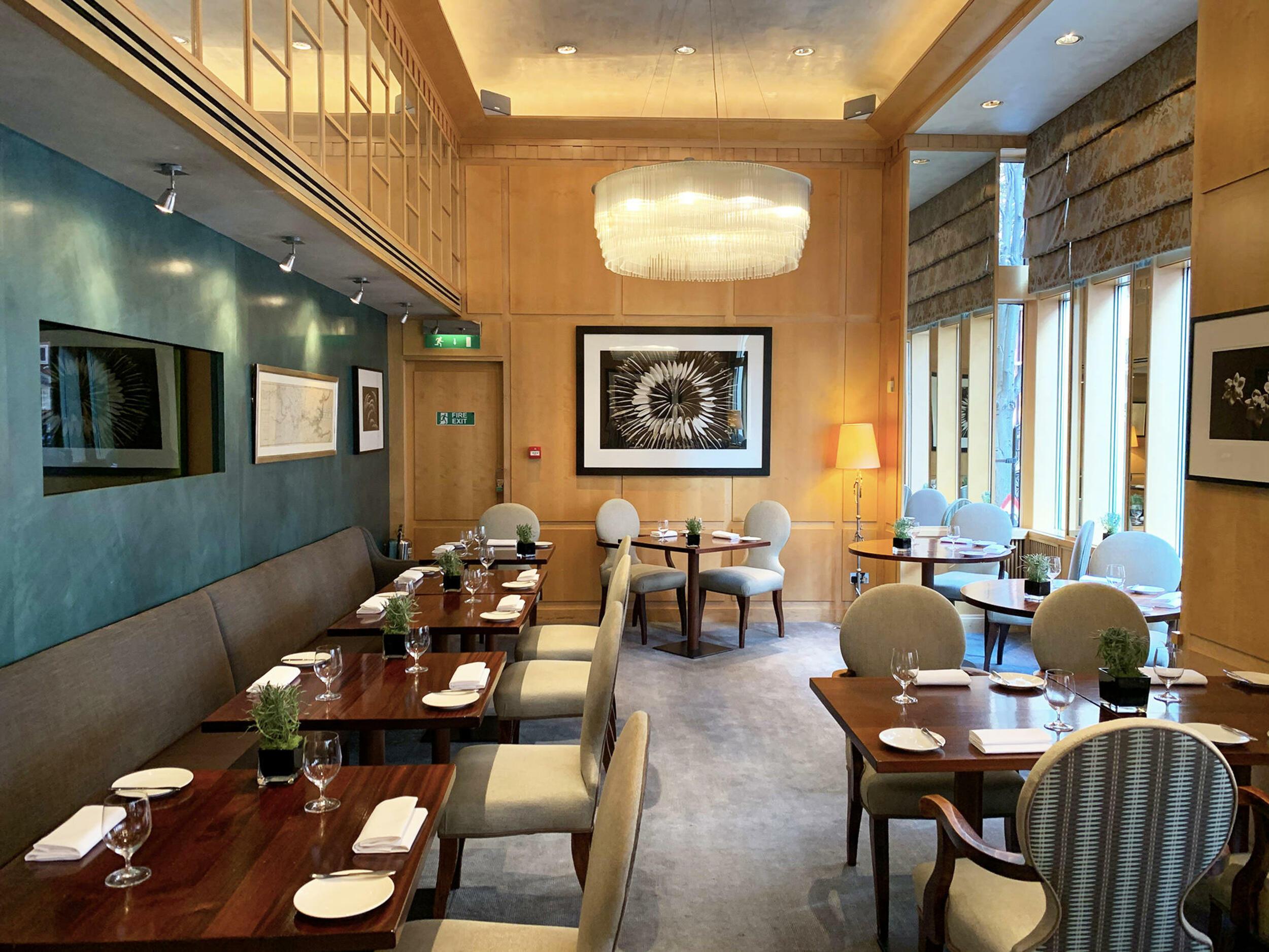 더 캐피탈 호텔 런던 외부 사진 Interior of the restaurant