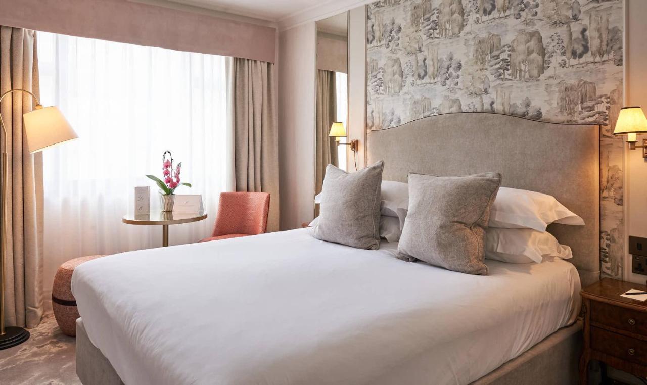 더 캐피탈 호텔 런던 외부 사진 A bedroom at the hotel