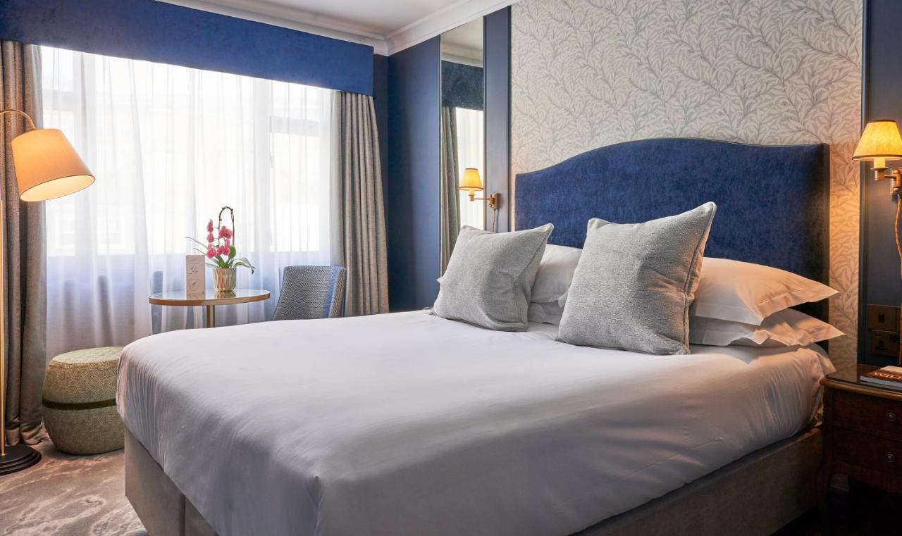 더 캐피탈 호텔 런던 외부 사진 A bedroom at the hotel