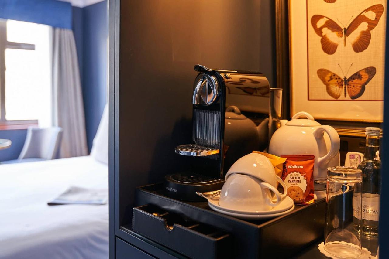 더 캐피탈 호텔 런던 외부 사진 A Nespresso coffee machine in a hotel room