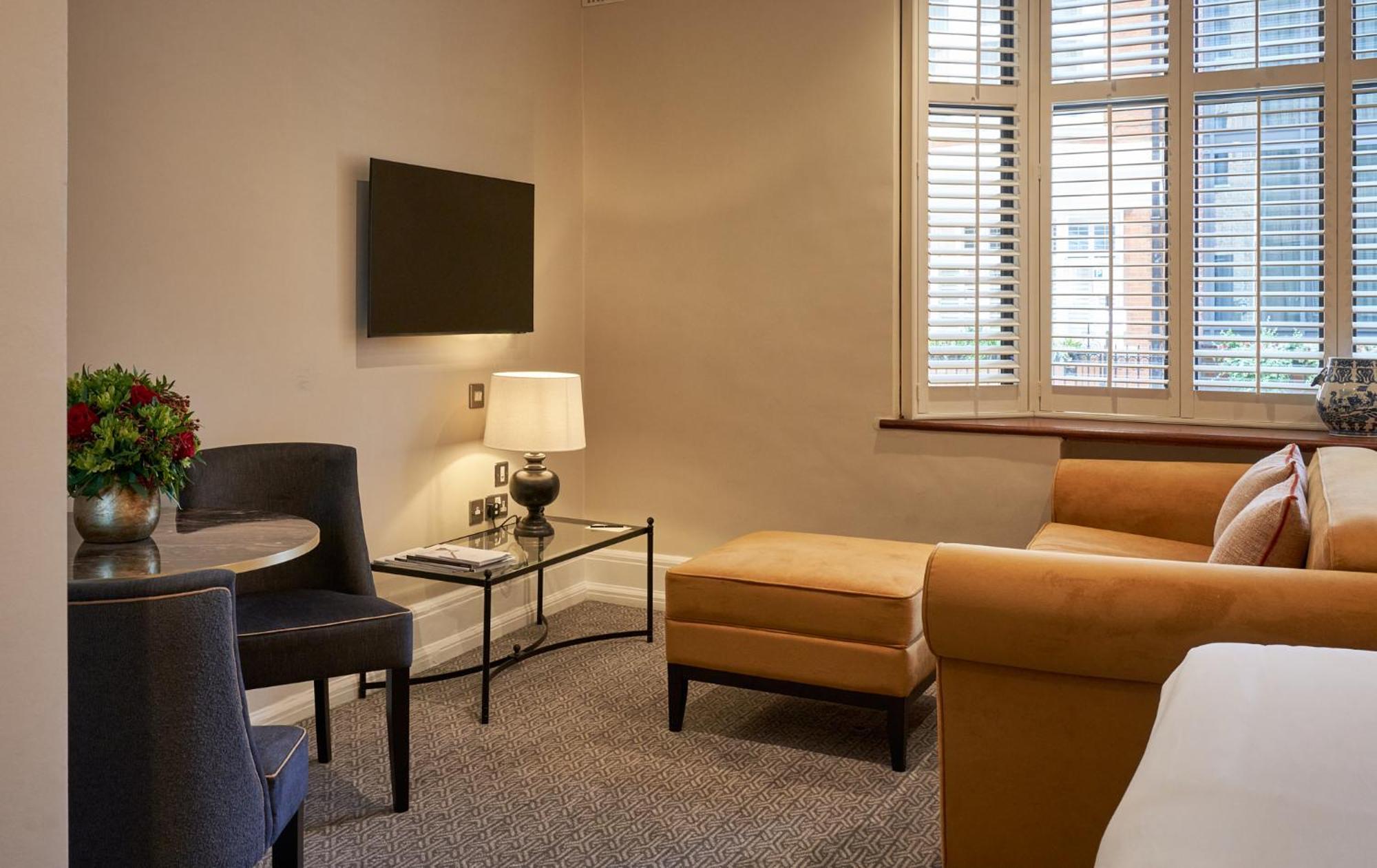 더 캐피탈 호텔 런던 외부 사진 A living room at the hotel