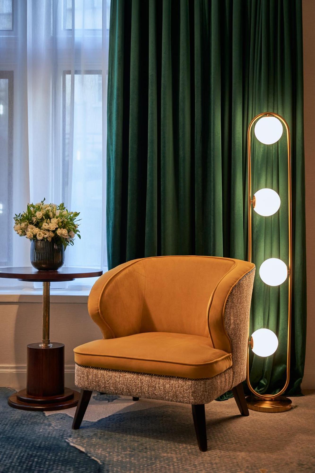 더 캐피탈 호텔 런던 외부 사진 A floor lamp