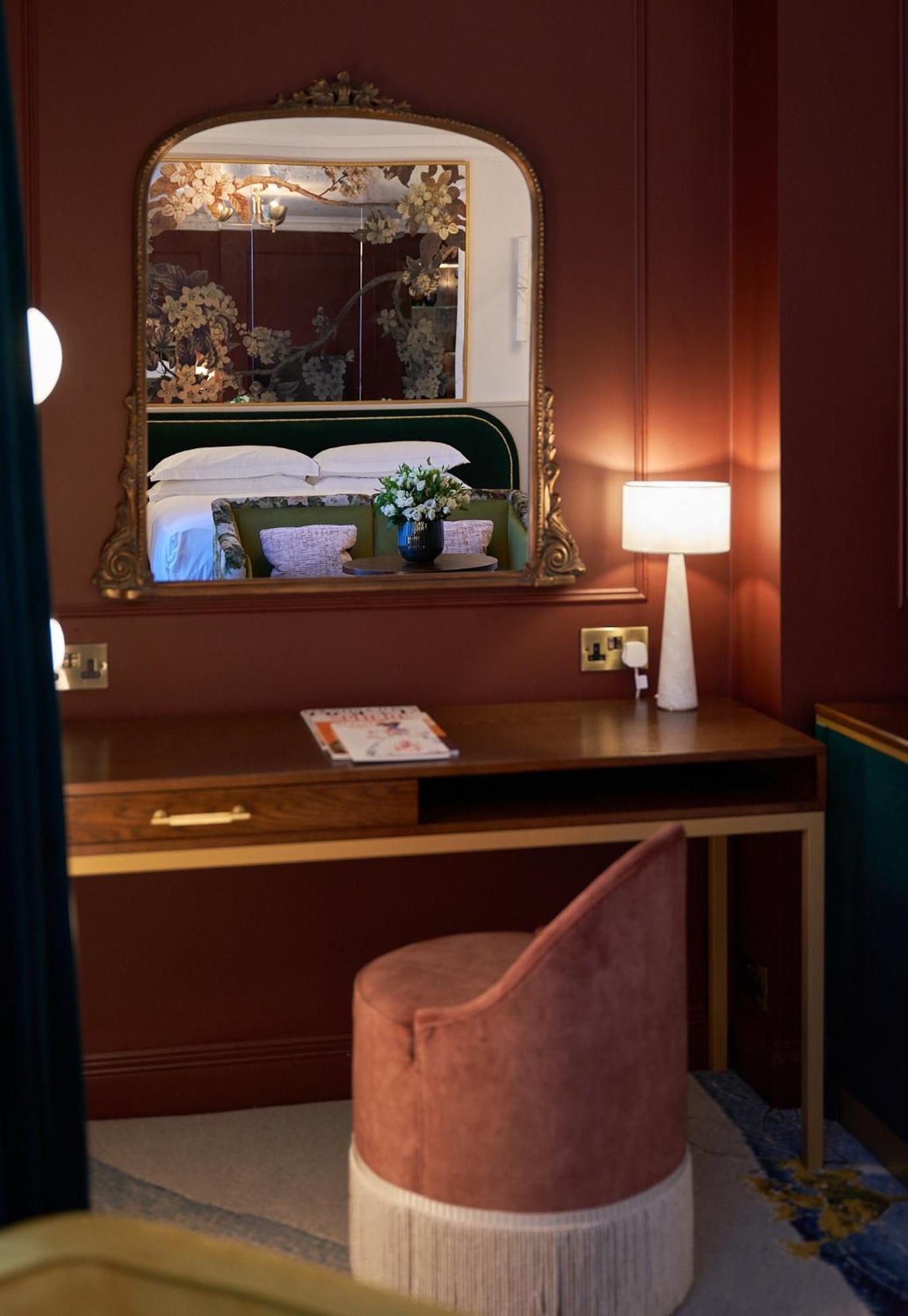더 캐피탈 호텔 런던 외부 사진 A bedroom on board