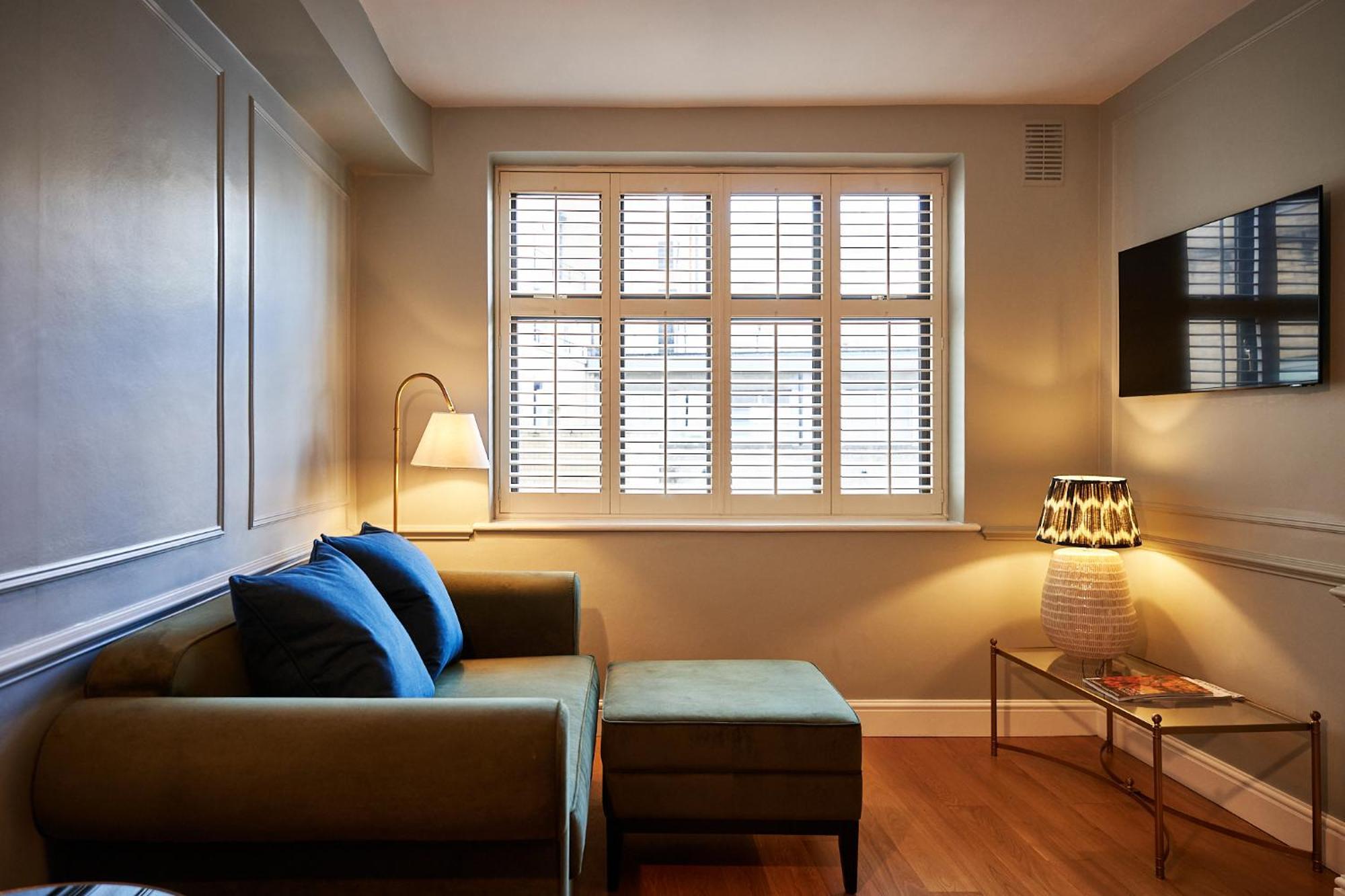 더 캐피탈 호텔 런던 외부 사진 Shutters in a living room