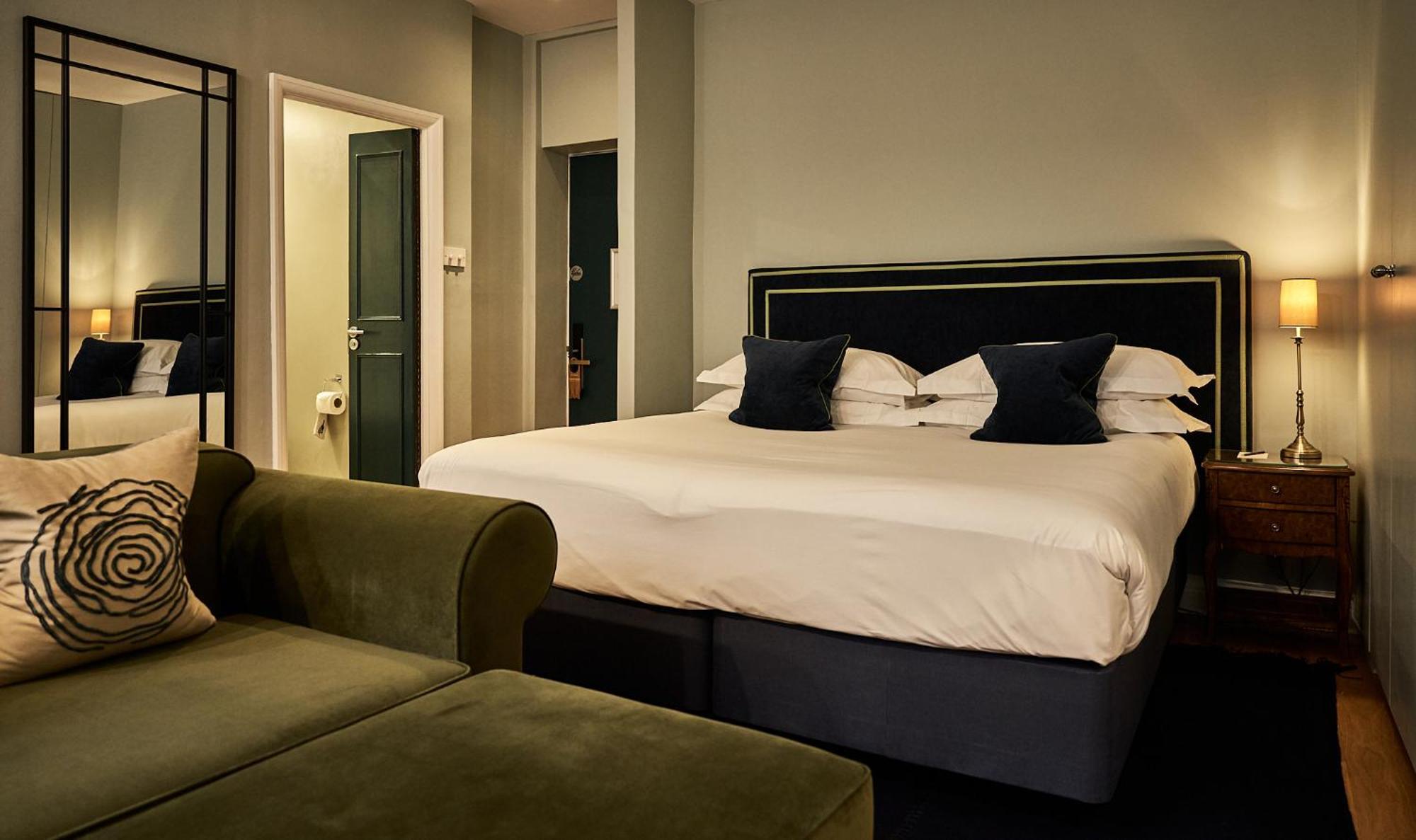 더 캐피탈 호텔 런던 외부 사진 A bedroom at the hotel