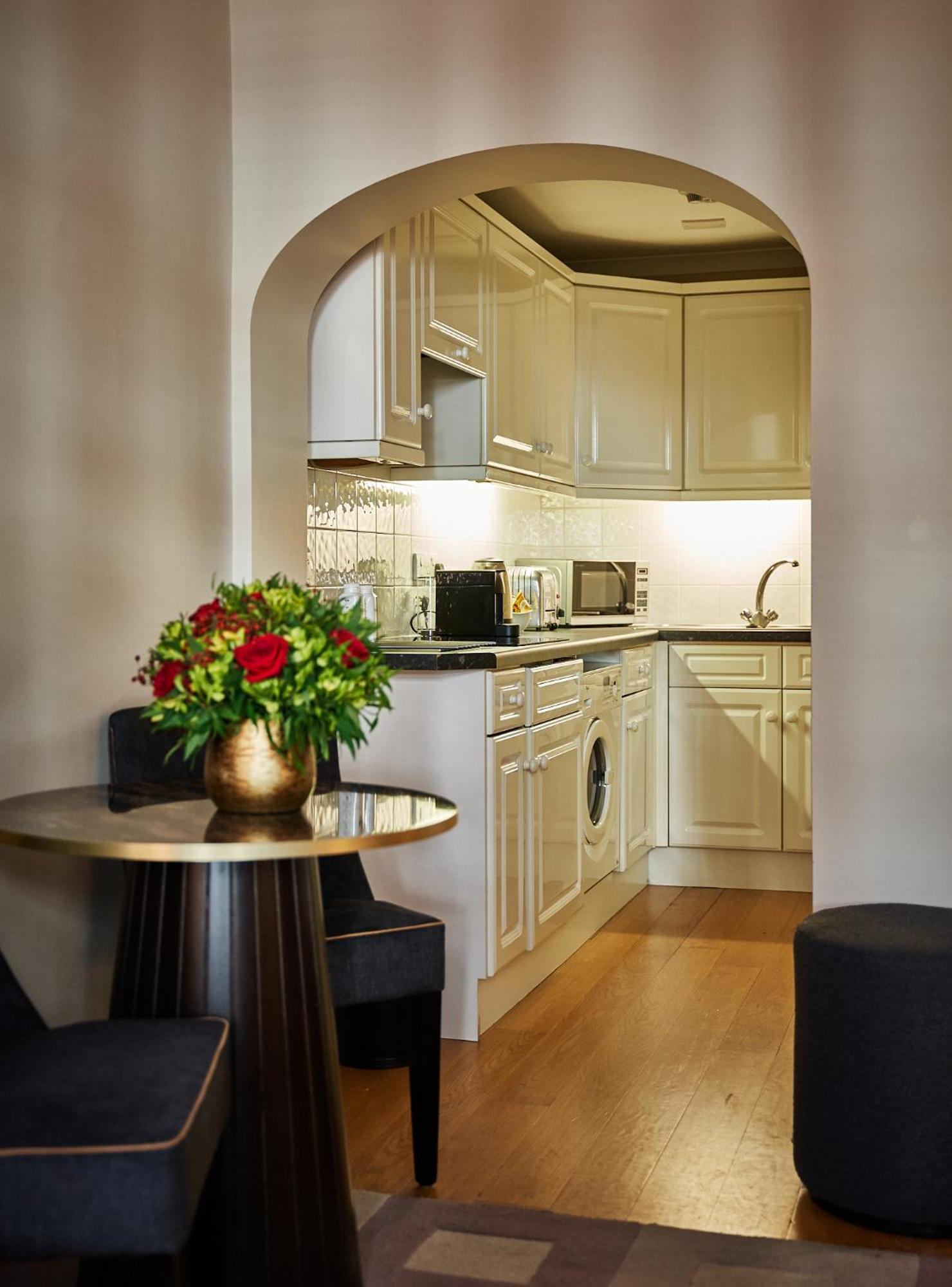 더 캐피탈 호텔 런던 외부 사진 Kitchenette in a serviced apartment