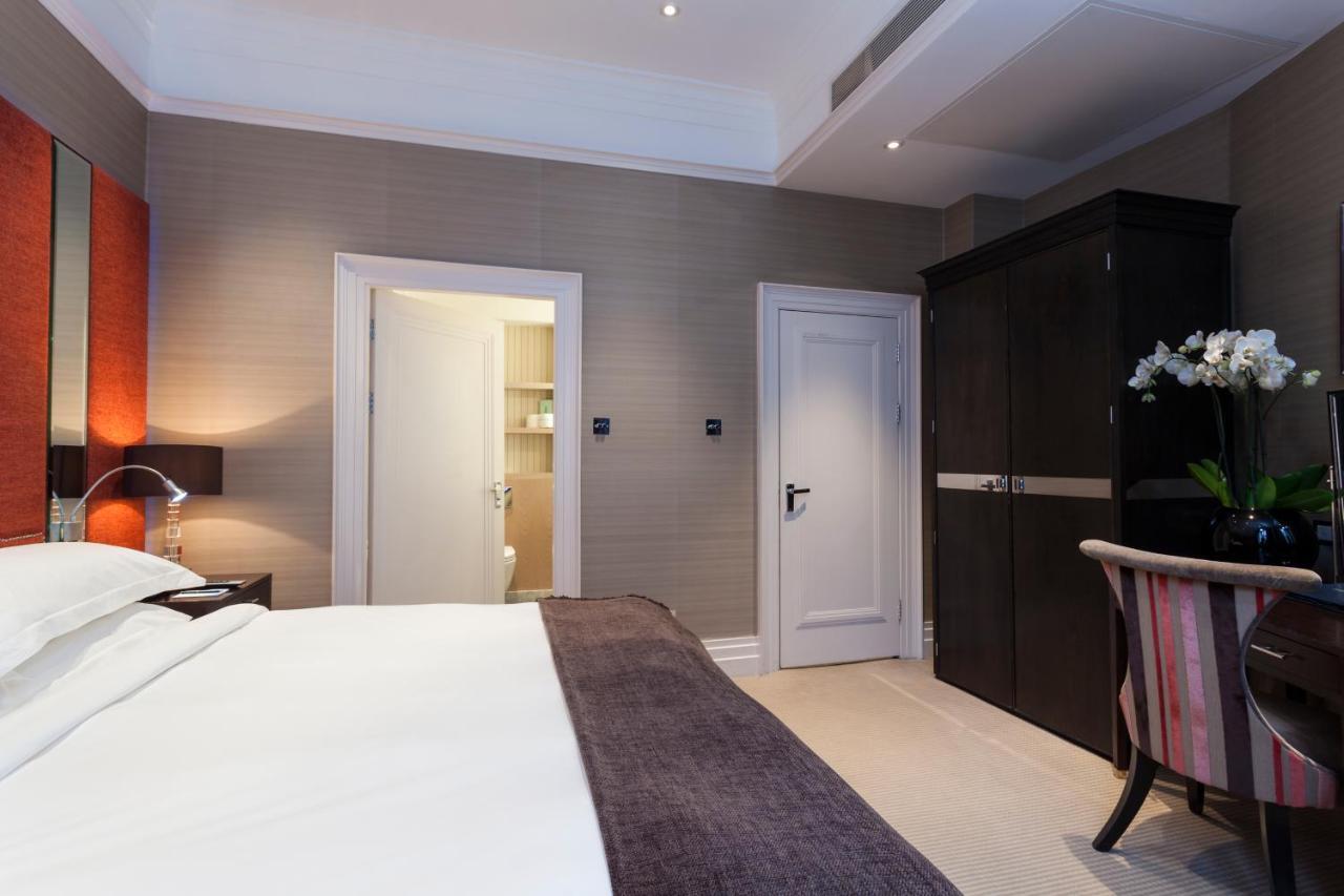 더 캐피탈 호텔 런던 외부 사진 A bedroom at the hotel